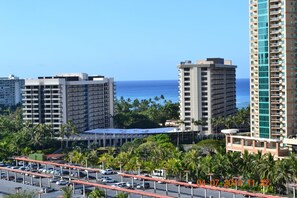 Exterior - Ocean view! Cozy and quaint studio by the sea! Everything in walking distance! (Honolulu)