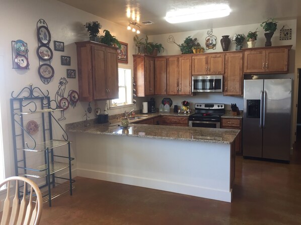 ثلاجة، ميكروويف، فرن، موقد طهي مسطح