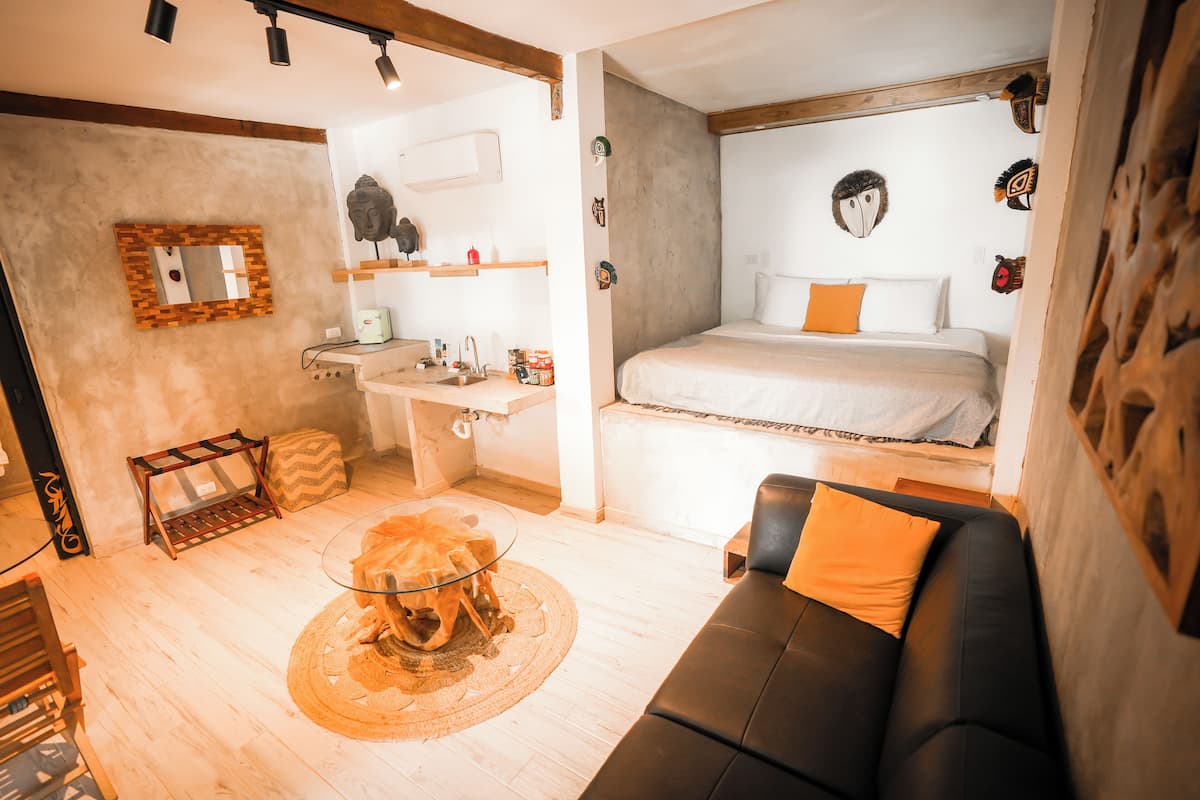 Suite, uitzicht op zee | 1 slaapkamer, luxe beddengoed, individueel gedecoreerd