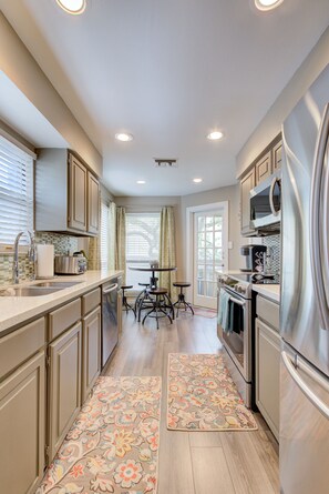 Kjøleskap, mikrobølgeovn, ovn og kokeplater