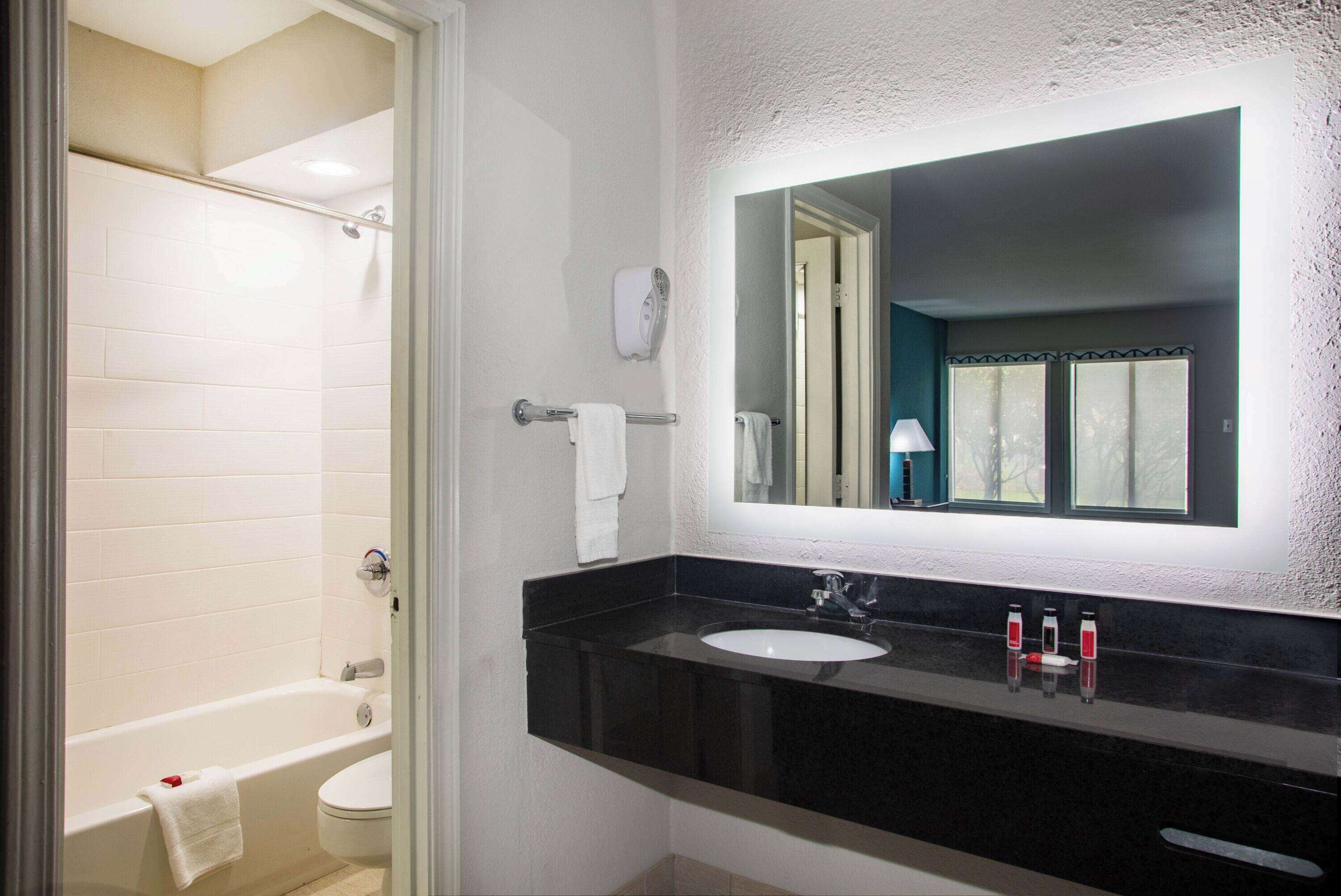 Foto - Days Inn by Wyndham Mobile I-65