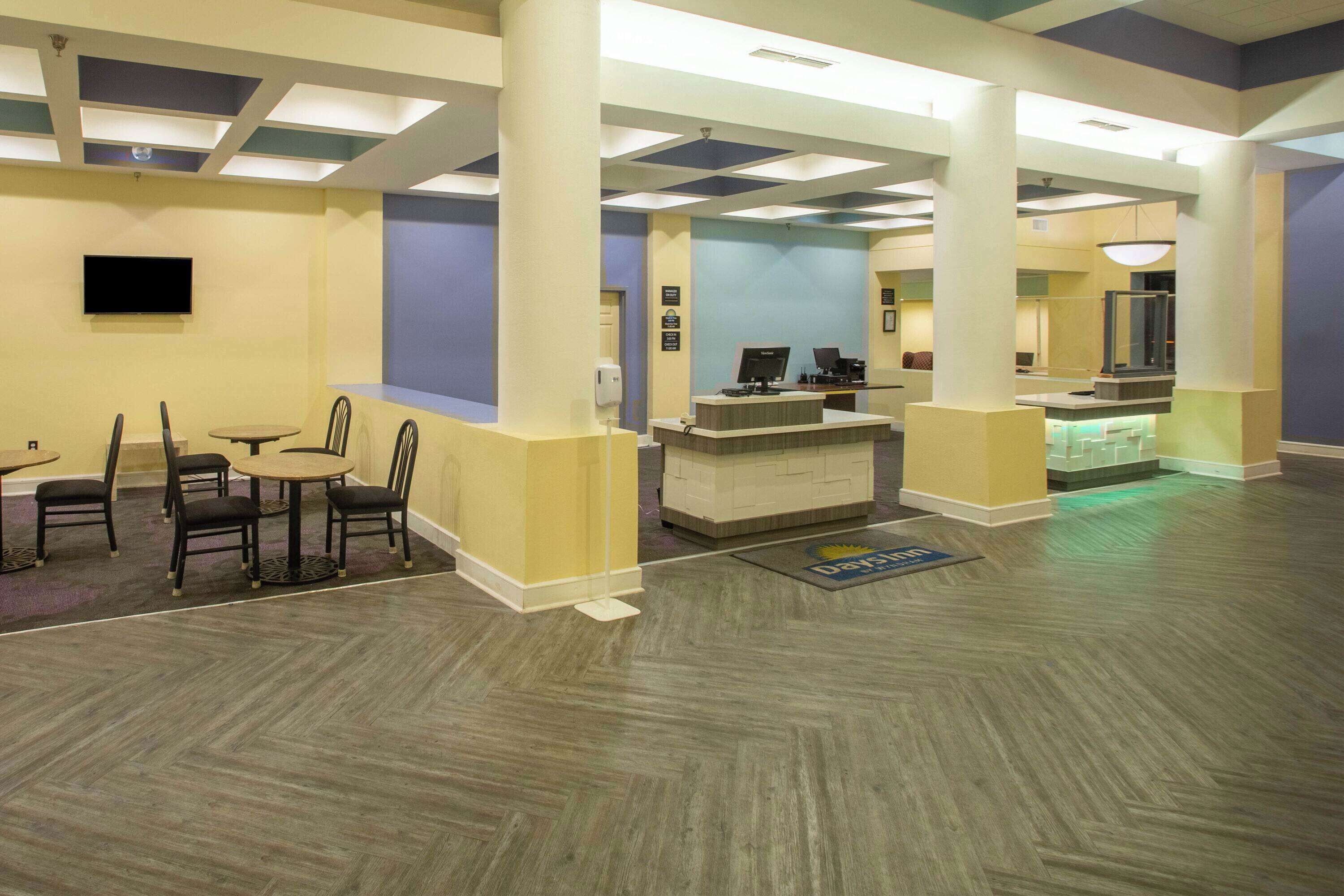 Foto - Days Inn by Wyndham Mobile I-65