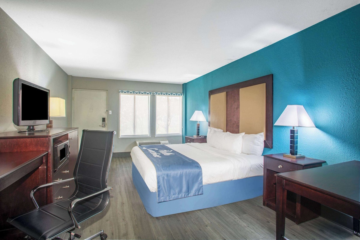 Room, 1 King Bed, Non Smoking | Desk, laptop workspace, free WiFi, bed sheets