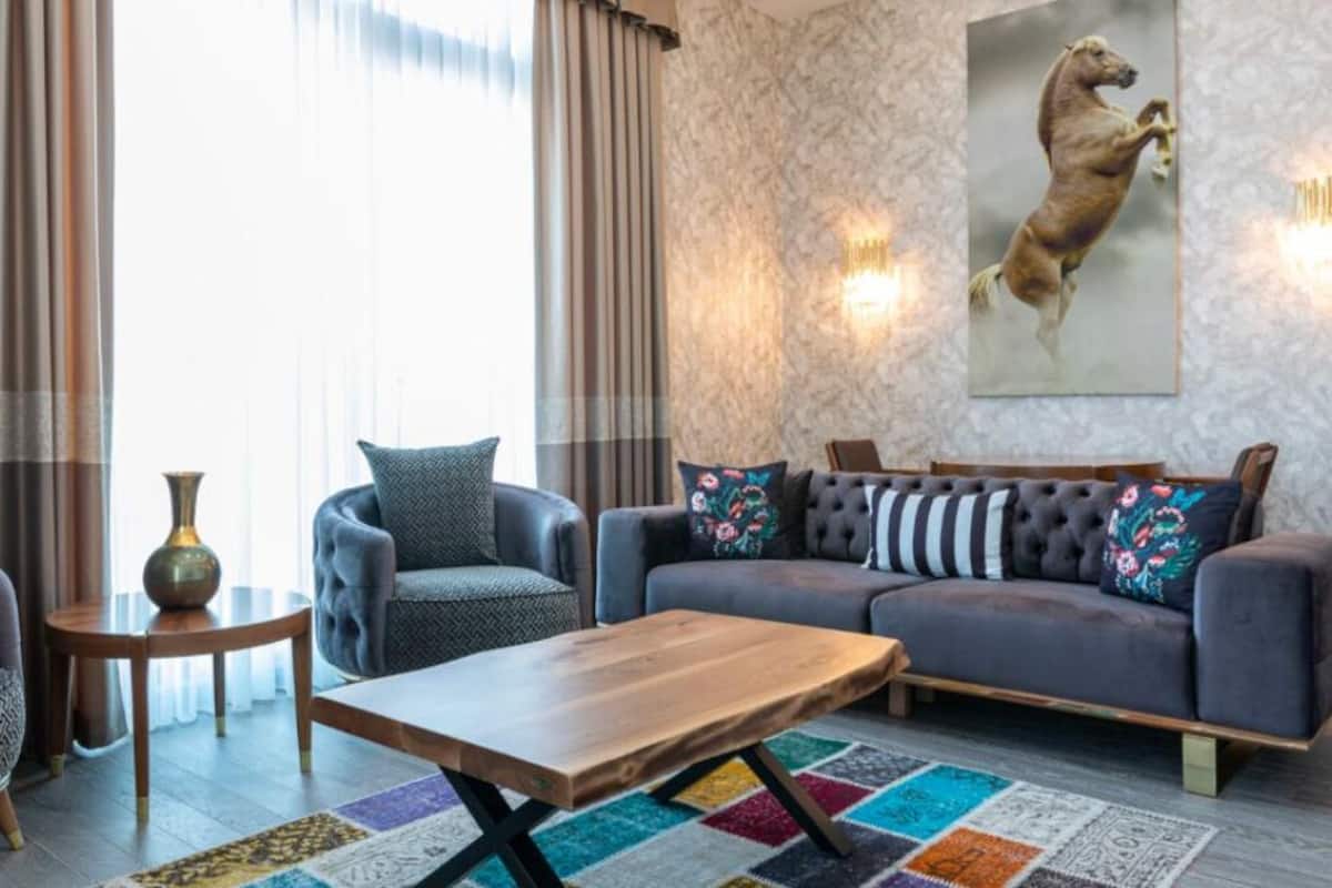 Suite, 1 Queen Bed, Non Smoking | Living area | LED TV