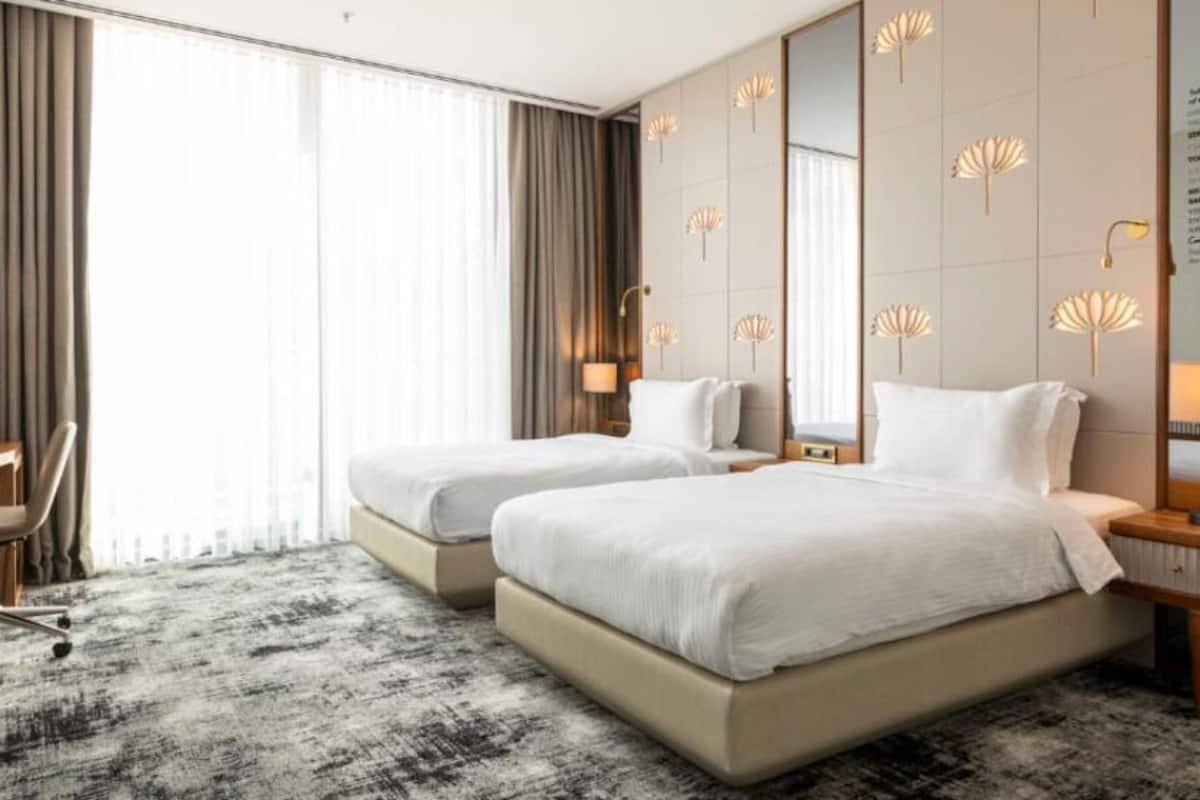 Room, 2 Single Beds, Accessible, Non Smoking | 1 bedroom, minibar, in-room safe, desk