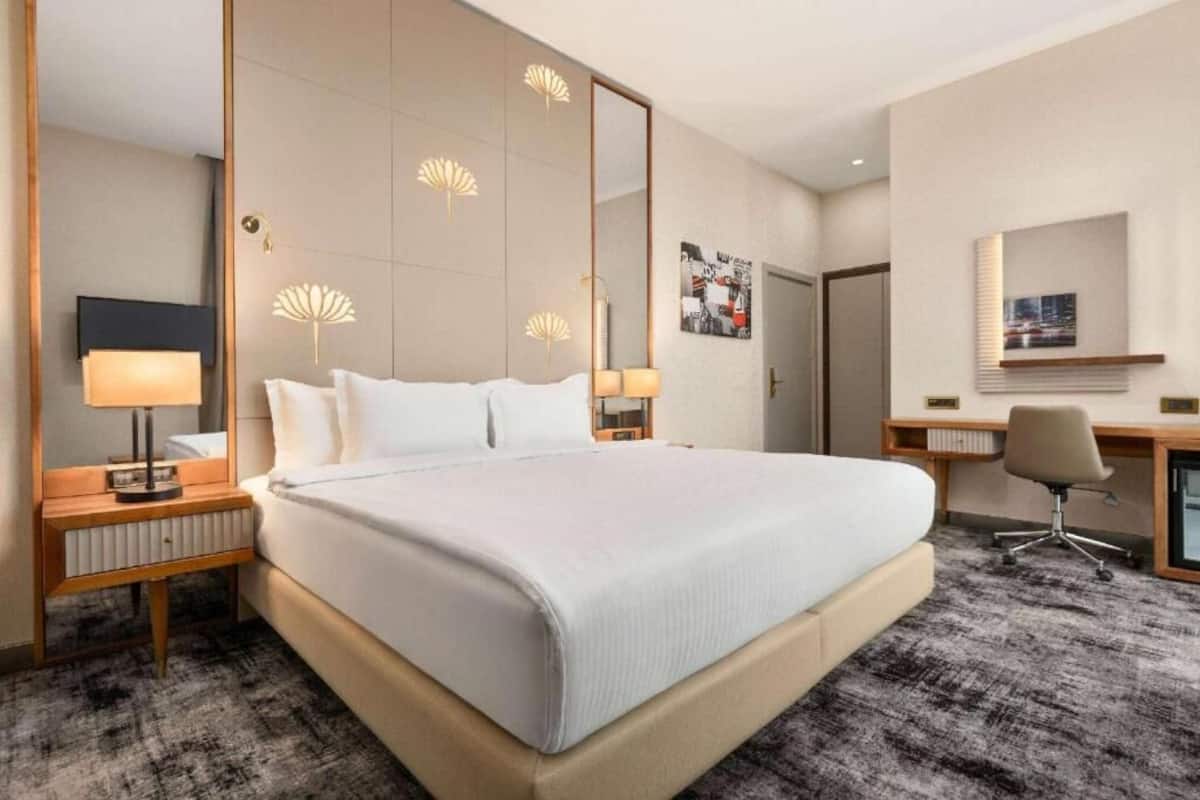 Minibar, in-room safe, laptop workspace, iron/ironing board