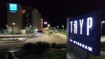 Depan hartanah - siang/malam