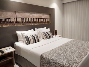 ミニバー、セーフティボックス (室内)、デスク、ノートパソコン用作業スペース