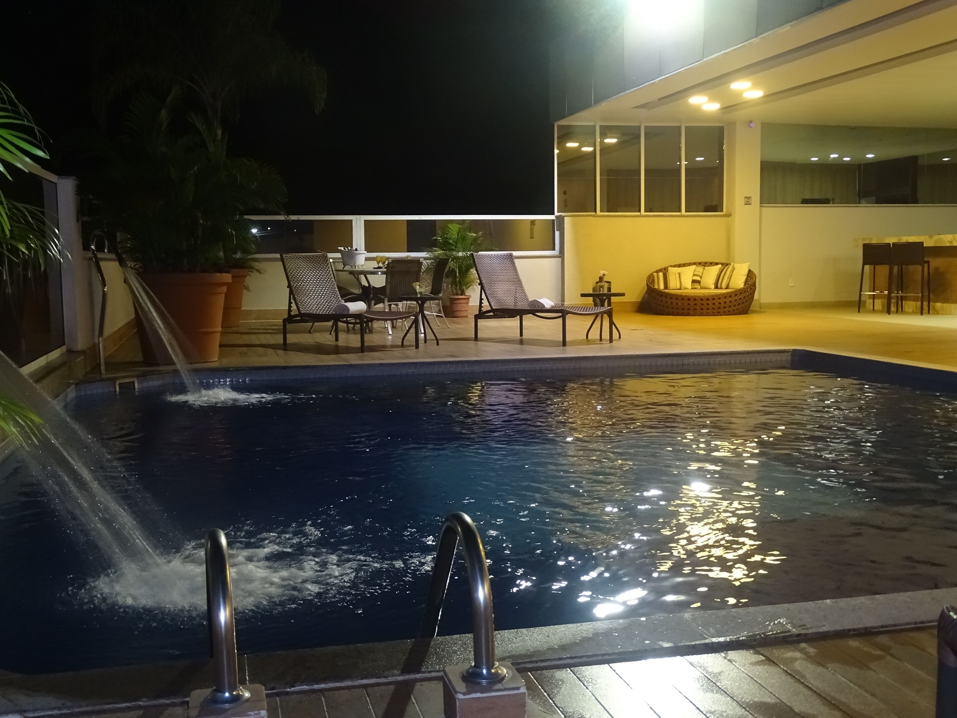 outdoor pool, open 7:00 am to 10:00 pm, pool loungers