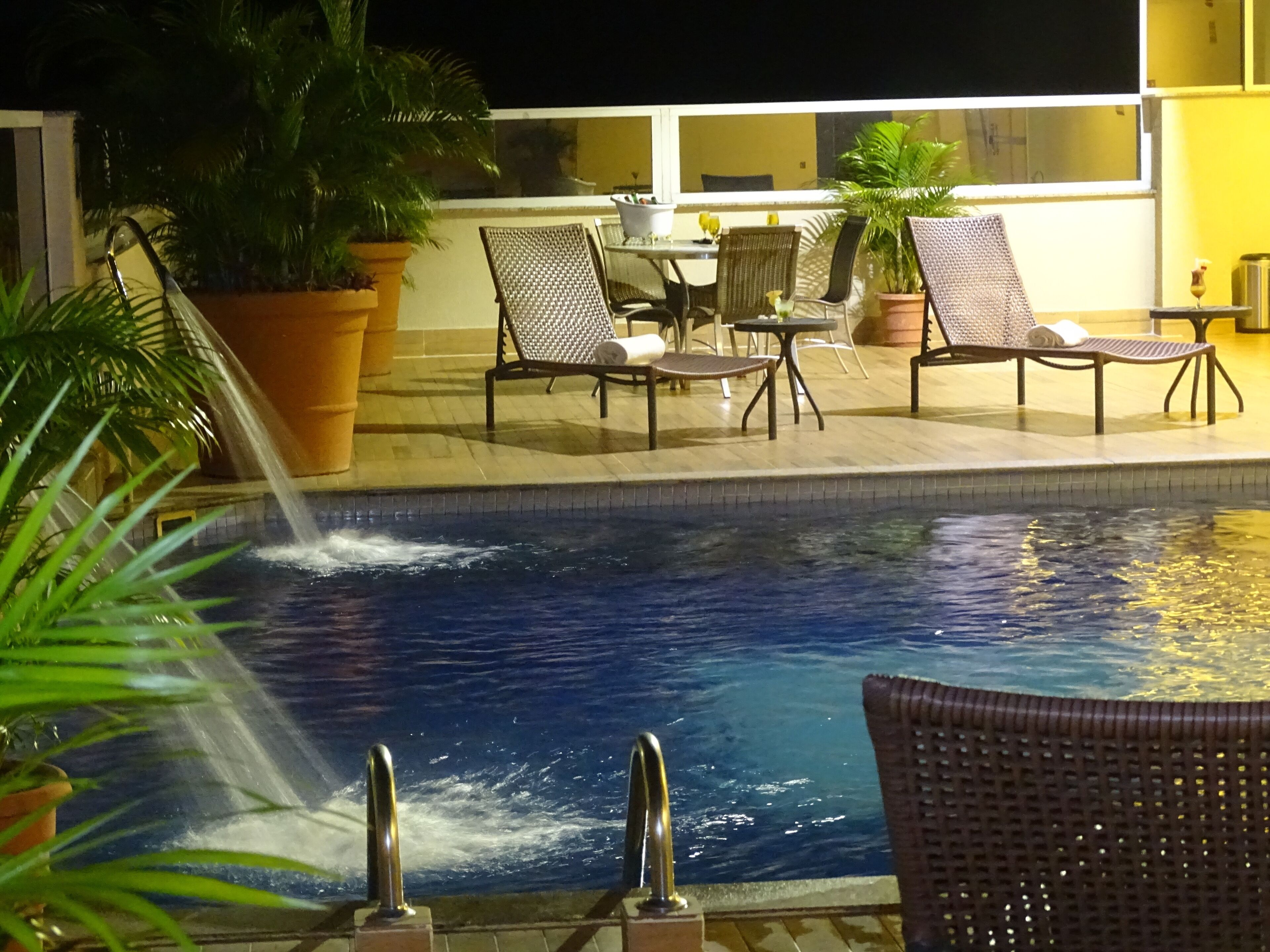 outdoor pool, open 7:00 am to 10:00 pm, pool loungers