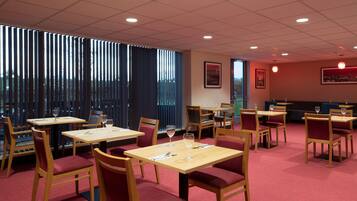 Sarapan prasmanan setiap hari (GBP 11 per orang)