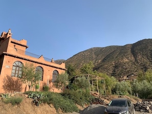 Vista frontal de la propiedad