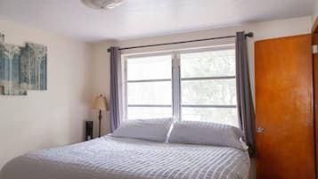 2 bedrooms, iron/ironing board, travel cot, WiFi