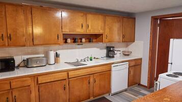 Kylskåp, mikrovågsugn, ugn och spishäll