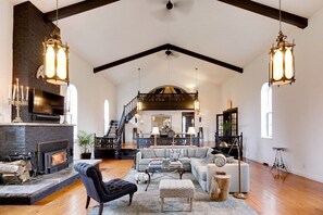 Smart TV, fireplace, stereo