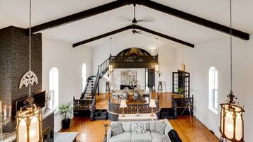 Una Smart TV, una chimenea, un reproductor estéreo