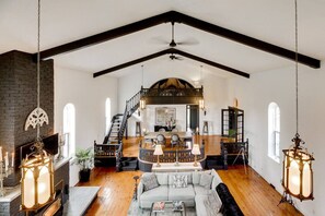 Smart TV, fireplace, stereo