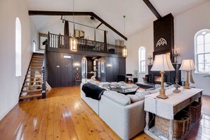 Smart TV, chimenea y estéreo 