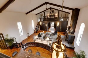 Smart TV, chimenea y estéreo 