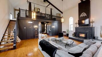 Smart-TV, Kamin, Stereoanlage