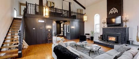 Smart TV, fireplace, stereo