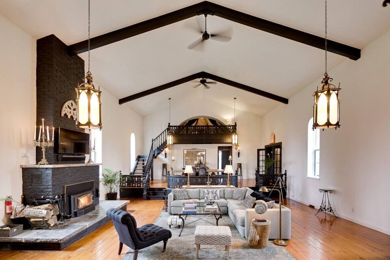 TV connectée, cheminée, chaîne hi-fi