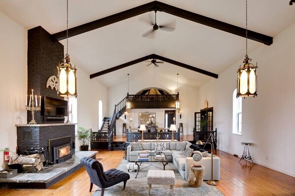 TV connectée, cheminée, chaîne hi-fi