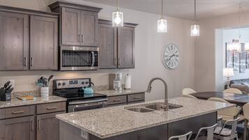 House, Multiple Beds (Poolside Paradise) | Private kitchen