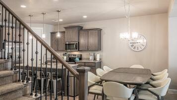 House, Multiple Beds (Poolside Paradise) | Dining