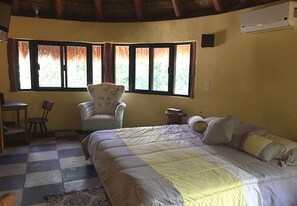 Individually decorated, individually furnished, laptop workspace - Raíces del Cielo Oasis Holístico (Puerto Morelos)