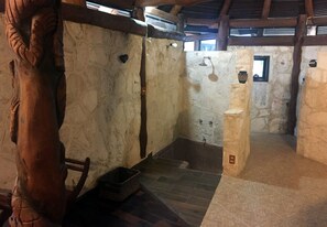 Design-Haus | Badezimmer | Kostenlose Toilettenartikel, Haartrockner, Handtücher, Seife