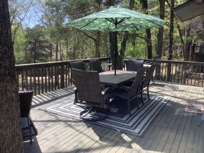 Outdoor dining - Beautifully updated vacation condo! Eden Isle, walking distance to Red Apple CC (Heber Springs)