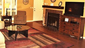 Smart TV, fireplace, stereo - Eden Isle gem! Beautiful vacation condo walking distance to Red Apple CC (Heber Springs)