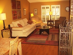 Smart TV, fireplace, stereo - Beautifully updated vacation condo! Eden Isle, walking distance to Red Apple CC (Heber Springs)