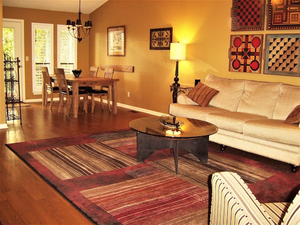 Smart TV, fireplace, stereo - Beautifully updated vacation condo! Eden Isle, walking distance to Red Apple CC (Heber Springs)