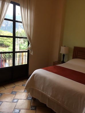 Iron/ironing board, bed sheets