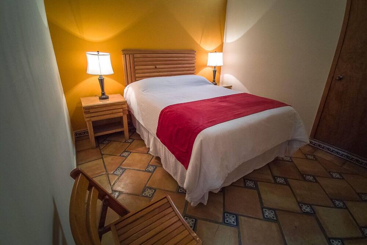 Iron/ironing board, bed sheets
