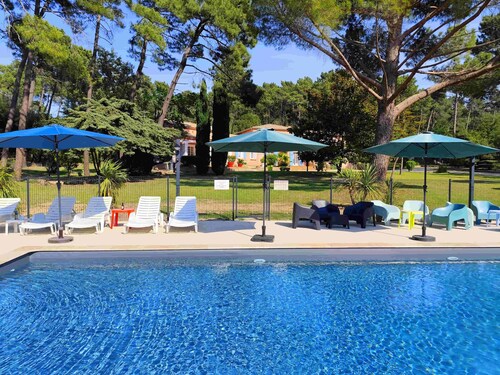 Villa Provençale de 500m² dans le Vaucluse, avec piscine sur 1,6ha (25 pers max)