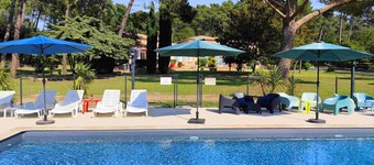 Villa Provençale de 500m² dans le Vaucluse, avec piscine sur 1,6ha (25 pers max)