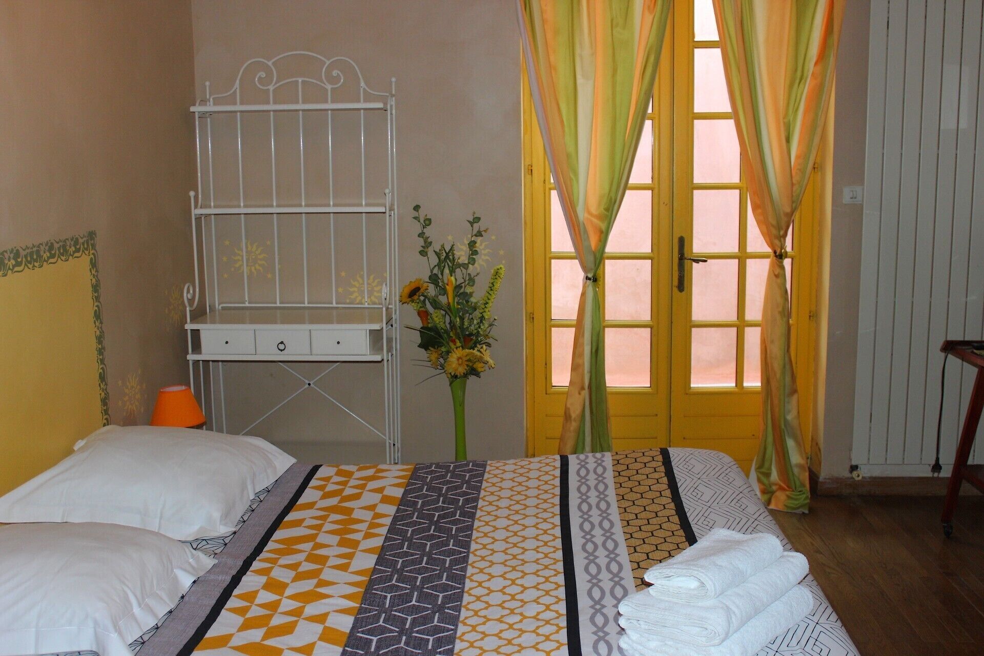 Provençal villa of 500m² in Vaucluse, with swimming pool on 16500m² (35 pers.)