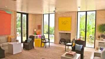 Casa, 4 habitaciones | Sala de estar | Televisión de pantalla plana de 32 pulgadas con canales digitales