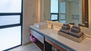 A modern bathroom with a large mirror, a white sink, and a towel rack. - Trendy Studio, PANORAMIC D 202 – By Salt-Kisses (Tulum)