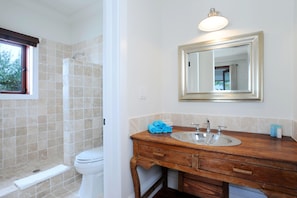 Bathroom - Alfred House & Cottage by Eleuthera Vacation Rentals (Governor's Harbour)