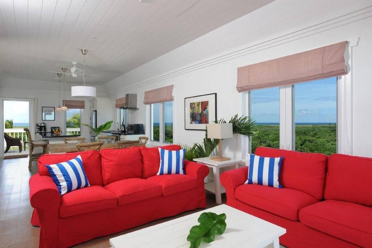 Condo, 2 habitaciones | Sala de estar | Televisión de pantalla plana de 32 pulgadas con canales vía satélite