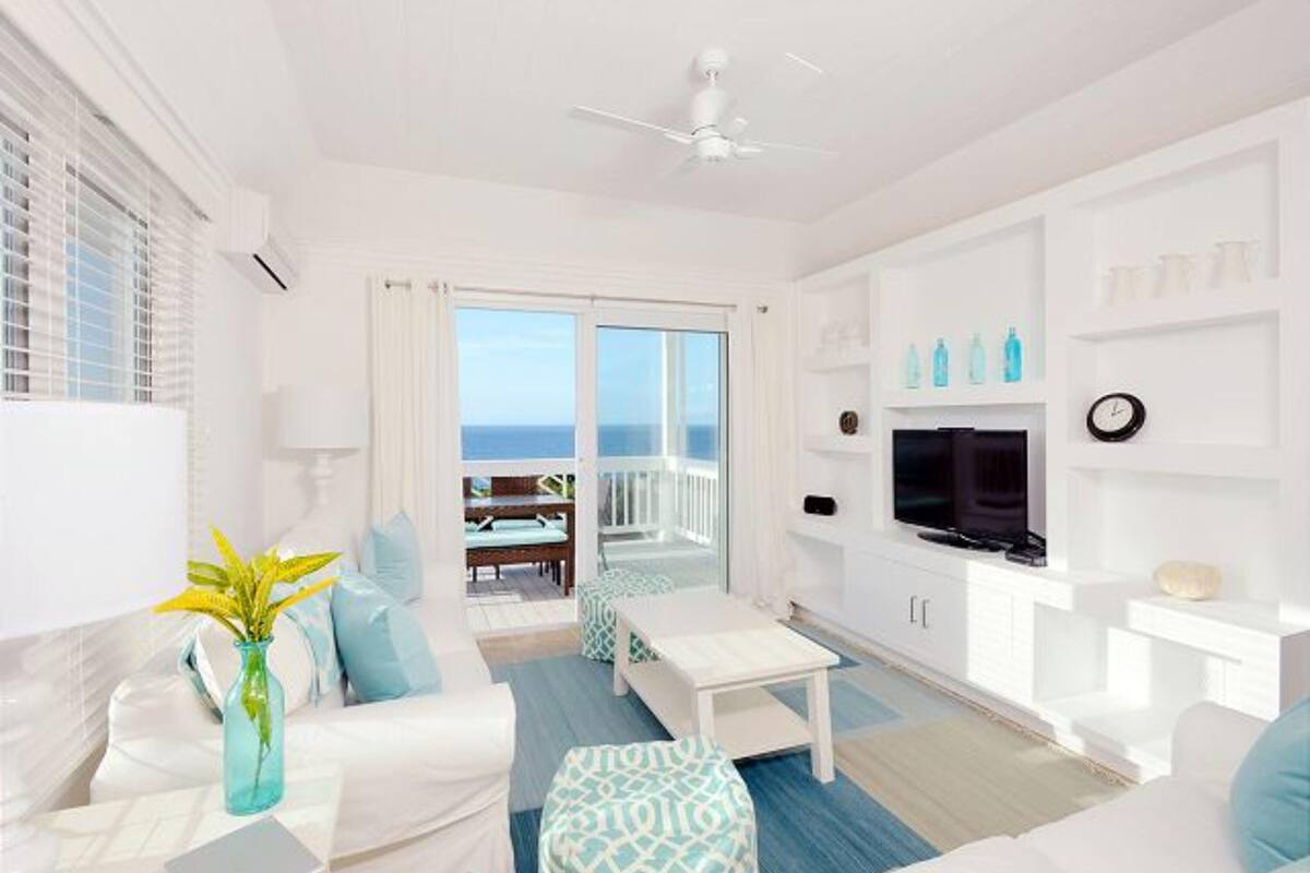 Condo, 2 habitaciones | Sala de estar | Televisión de pantalla plana de 32 pulgadas con canales vía satélite