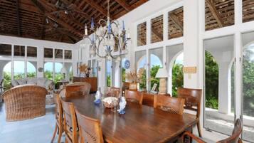 House, 6 Bedrooms | Makan dalam bilik
