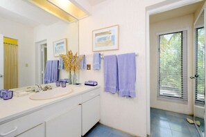 House, 6 Bedrooms | Bathroom