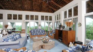 House, 6 Bedrooms | Ruang tamu