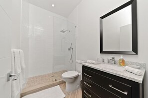 Apartamento, 2 habitaciones | Baño | Toallas
