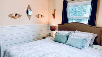 3 間睡房、書桌、熨斗/熨衫板、可攜式嬰兒床